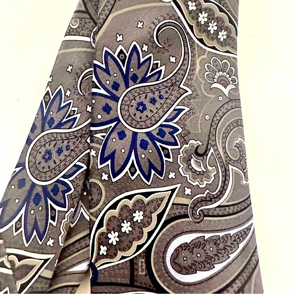 Geoffrey Beene 100% Silk Gray Paisley Tie O/S